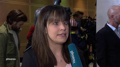 Julia Reuschenbach Augen: Ein Blick in die Welt der einzigartigen Schönheit